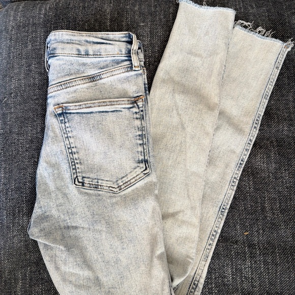 We The Free Juniors Women’s Size 25 acid washed medium Rise 25x27 Fringe Hem - Picture 4 of 7